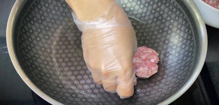 Cook the meatballs: Pan-fry over low heat until golden brown, or bake in the oven at 190°C for 30 minutes, turning occasionally.