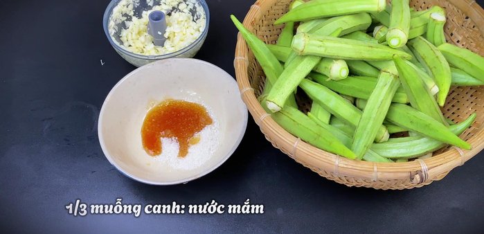 Mix sugar, fish sauce, and oyster sauce in a bowl.