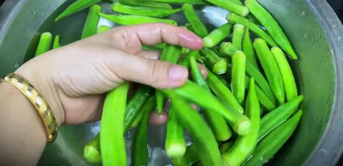 Drain the blanched okra and set aside.