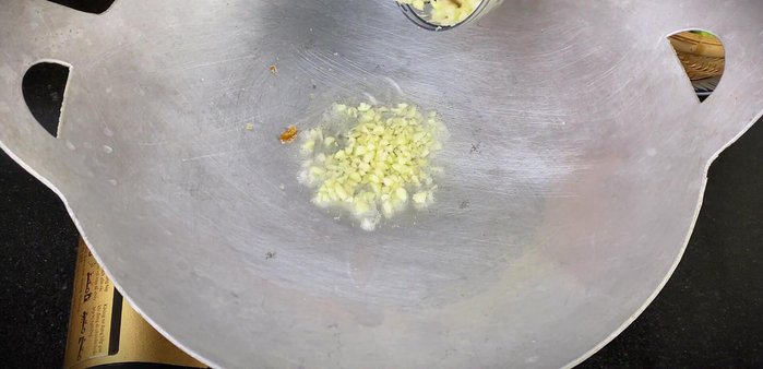 Heat lard or cooking oil in a frying pan. Add the garlic and sauté until fragrant and golden brown.