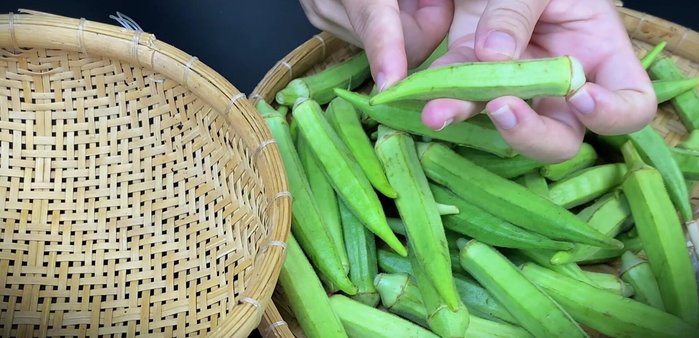 Cut off the stems of the okra and remove the curled parts. Scrape off any dirt.