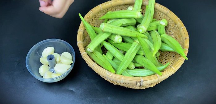Blend or finely chop the garlic.