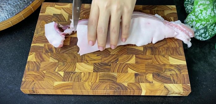 Wash the meat several times with water and cut it into bite-sized pieces.