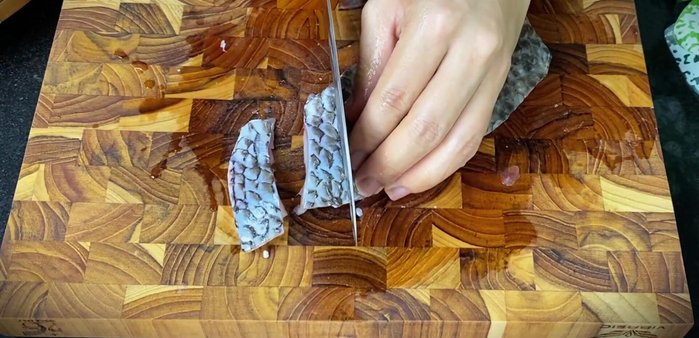 Cut the meat into bite-sized pieces, not too thin or too thick.