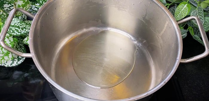 Heat cooking oil in a pot, add chopped garlic and chili peppers. Stir-fry until fragrant and golden brown.