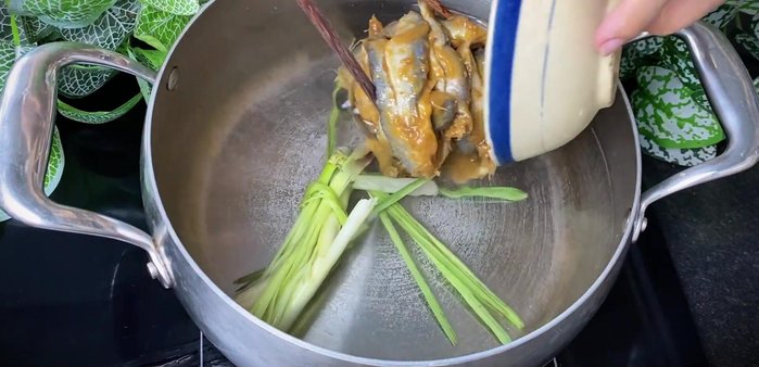 Put a pot of water on the stove. Add a crushed lemongrass stalk. Add all the prepared fish sauce (400g total). Let the fish sauce dissolve.