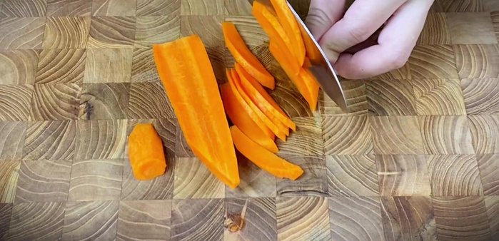 Prepare vegetables: thinly slice carrots and bell peppers; chop Chinese cabbage, celery, onions and cilantro.
