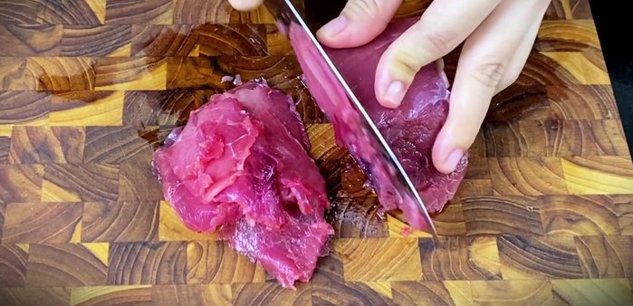 Marinate the beef: Combine sliced beef with minced garlic, sugar, soy sauce, oyster sauce, and cooking oil. Marinate for a while for added tenderness.