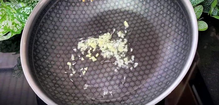 Stir-fry the beef: Heat cooking oil in a pan. Add minced garlic, then add beef and stir-fry over high heat until 90% cooked.
