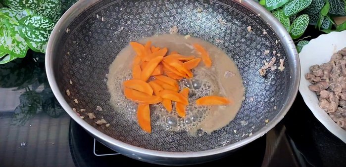 Stir-fry vegetables: Add carrots and bell peppers to the pan first, stir-fry over high heat. Add stir-fry sauce in batches, stir-frying until vegetables are slightly charred.