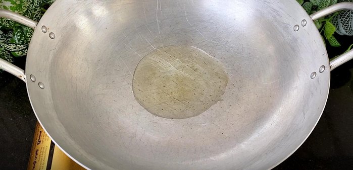 Prepare the noodles: Heat oil in a pan, add lots of garlic and stir-fry until fragrant. Add the drained noodles, stir-fry with the remaining garlic oil.