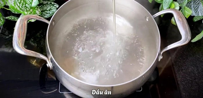 Boil 2 liters of water with 1 teaspoon of salt and 1 tablespoon of cooking oil. Add noodles and boil for 7-12 minutes, depending on the brand.