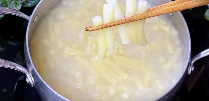 Rinse the boiled noodles thoroughly in cold water to prevent sticking.