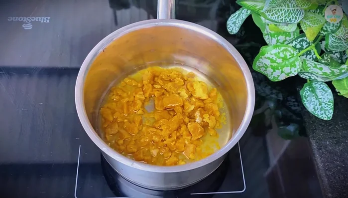 Prepare sugar water: Combine 100g palm sugar with 50ml water. Cook until sugar dissolves. Let cool.