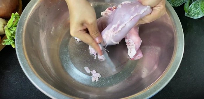 Prepare the tripe: Remove fat, scrape off slime, and wash thoroughly. Rub with salt and vinegar to remove odors. Rinse well. Mix with flour/starch, knead, and rinse again.