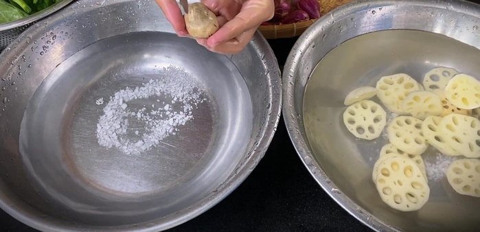 Prepare vegetables: Peel and cut lotus root. Prepare mushrooms and soak them in salted water with lemon to preserve whiteness.