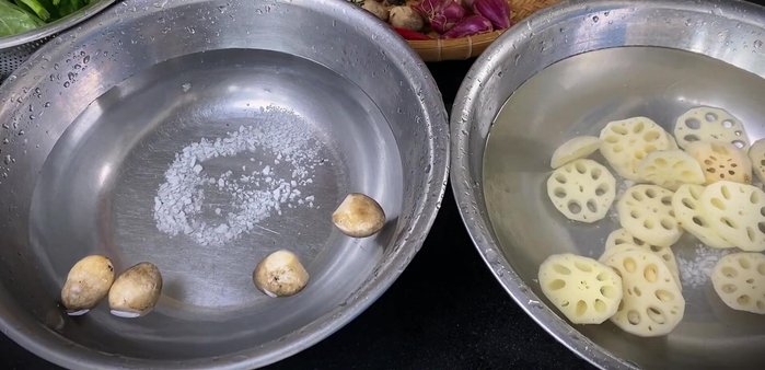 Boil the tripe in 1.5 liters of water with onion and ginger, seasoning powder for 30-40 minutes until tender. Immediately transfer to cold water to maintain crispness.