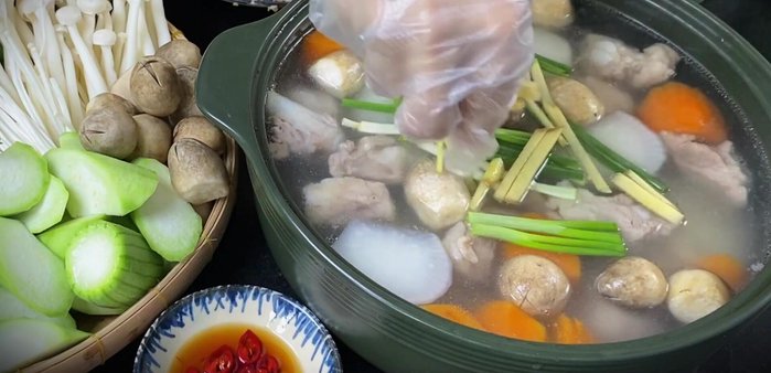 Add mushrooms, green onions, ginger, and chili peppers to the broth. Add fried garlic and fried onions.
