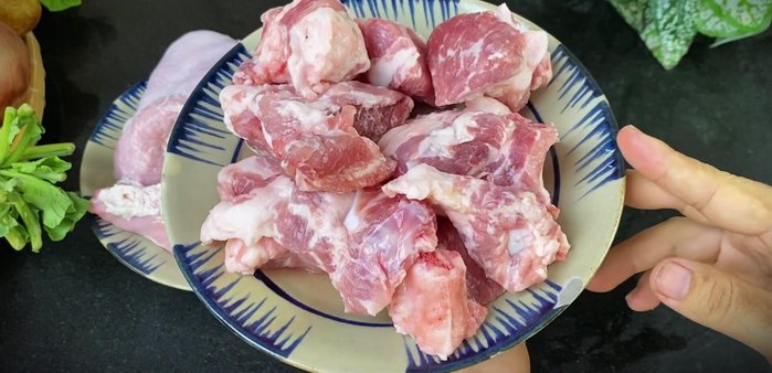 Wash pork bones thoroughly and blanch in boiling water to remove impurities. Simmer in 3 liters of water with half an onion.