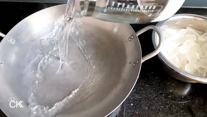 Pre-cook the palm fruit in 400-500ml of water for 15-20 minutes (or 5-7 minutes if already soft).