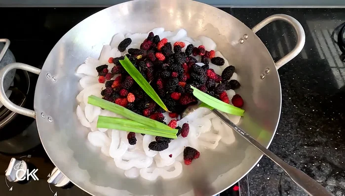 Add strawberries and pandan leaves to the pot. Stir.
