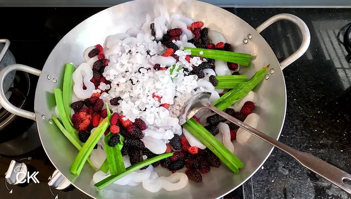 Add 100-150g of sugar, a little salt, and 400ml of water.