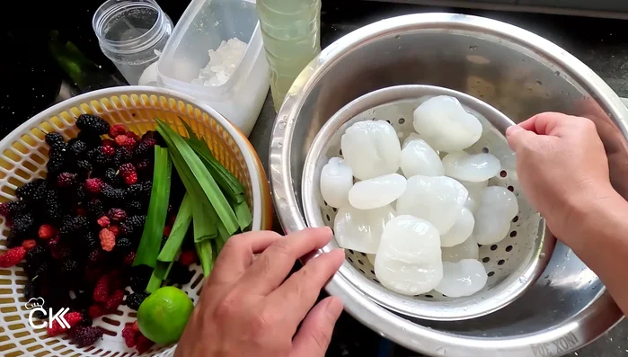 Buy fresh palm fruit. Avoid pre-cut ones as they may be old.