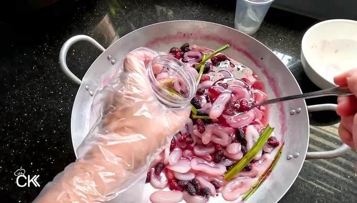 Scoop out the mixture and store in the refrigerator. Can be kept for about a month and a half.