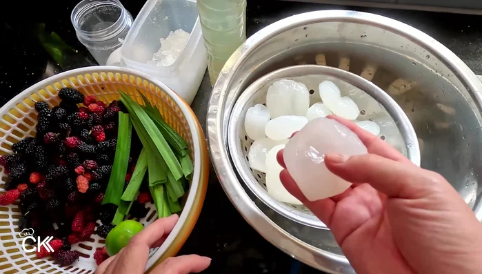 Peel the palm fruit and soak it in diluted lemon juice to keep it white.