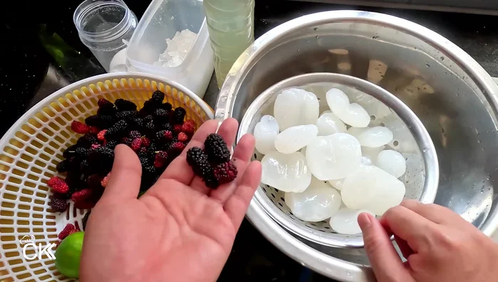 Wash strawberries thoroughly and soak in salt water.