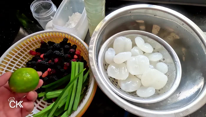 Cut pandan leaves into pieces.