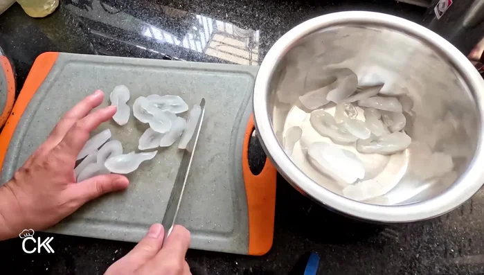 Cut the palm fruit into smaller pieces. If some pieces are softer than others, separate them for later addition to avoid over-softening.