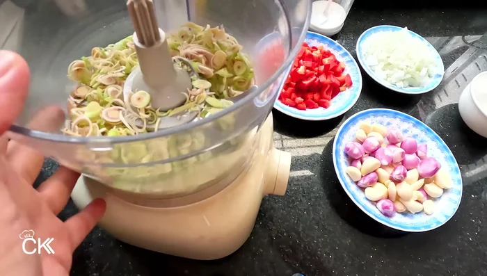 Slice lemongrass thinly and blend it until smooth. Then blend garlic and bell pepper until smooth.
