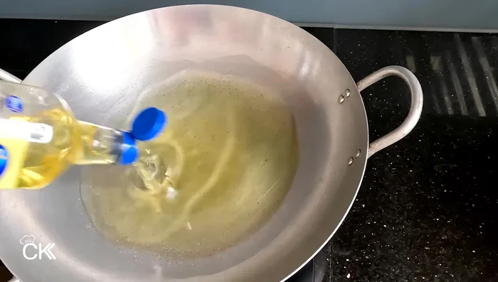 Add about 500ml cooking oil to a pan. Add the blended mixture to the pan. Cook on low heat, stirring frequently, for about 25-30 minutes until fragrant and yellow.