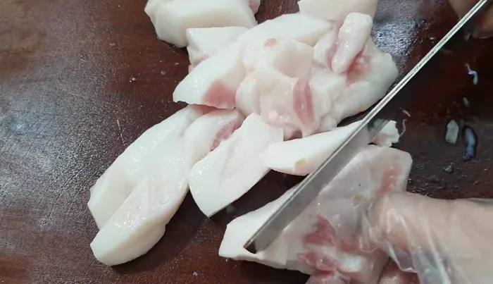 Cut the fatty part into small pieces. This will make the squid cake soft and moist.