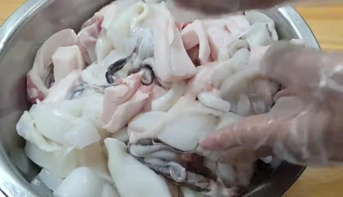 Combine the chopped squid, fat, pepper, MSG, and fish sauce in a pot.