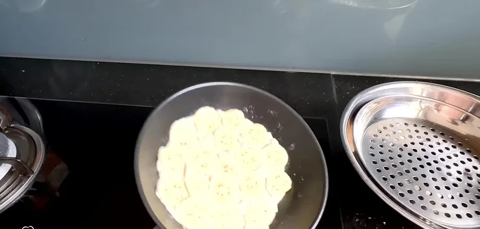 Cook the cake over low heat for 5-10 minutes (or 7-8 minutes for thin cakes), or until cooked through, with the lid on.