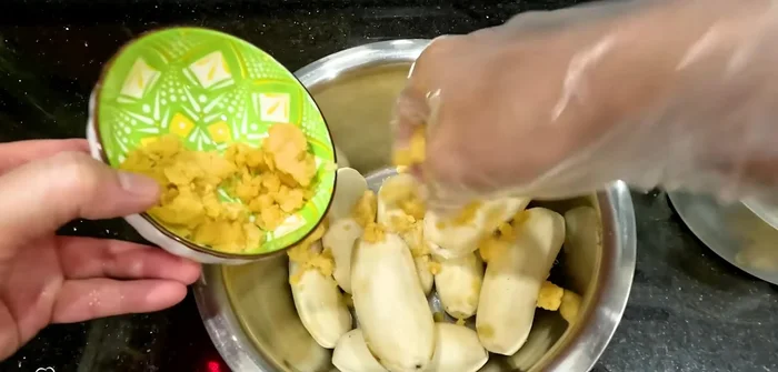 Peel the bananas and marinate them with 120-150g of palm sugar and a little wine (optional). Let it sit overnight in the refrigerator.