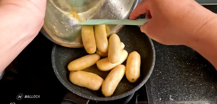 Cook the marinated bananas in a pan over medium-high heat until the sugar water boils. Reduce the heat to low and cook for about 20-30 minutes, occasionally turning the bananas until evenly colored and caramelized.