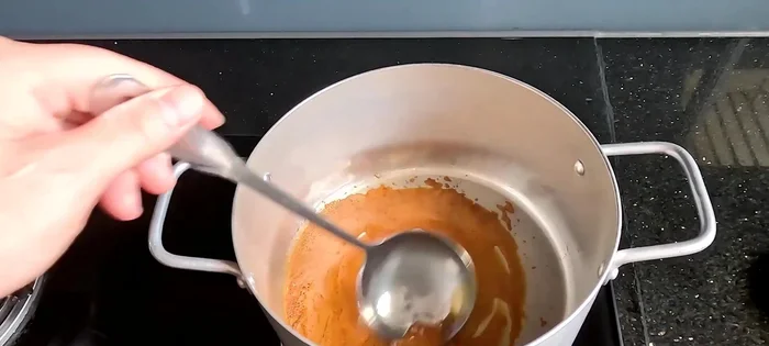 Prepare the sauce: Heat oil in a pan. Add sugar and cook until caramelized (60.079). Add shallots, onions, garlic, water, seasoning powder, five-spice powder, fish sauce, and pepper. Simmer for 2-3 minutes (70.159).