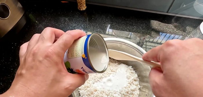 Soak the sticky rice in 200-300ml of coconut milk for about 30 minutes.