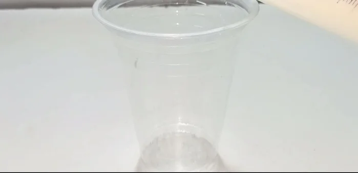 Add 120 ml of low-sugar (or unsweetened) fresh milk to the glass.