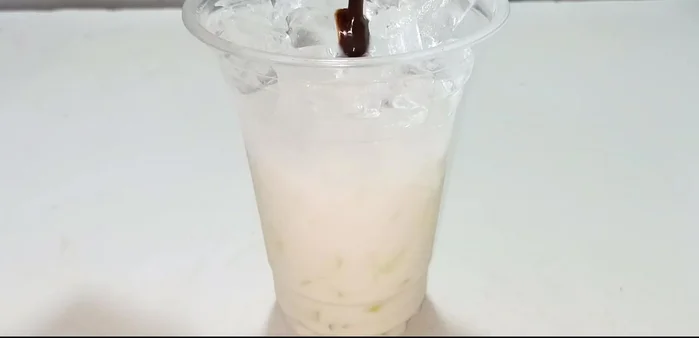 Pour the prepared cocoa mixture into the glass.