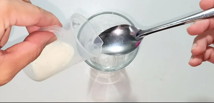 In a tall glass, add 20 ml of low-sugar (or unsweetened) fresh milk.