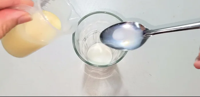 Add approximately three spoons (60 ml) of fresh milk.