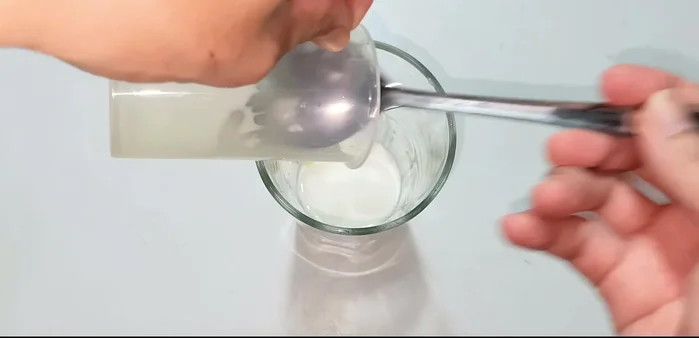 Add five spoons (15g, equivalent to two large spoons) of cocoa powder.