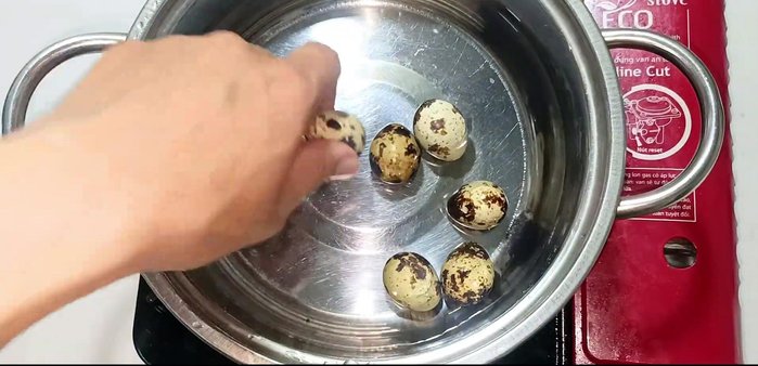 Boil quail eggs for 6 minutes in celery juice with a pinch of salt.