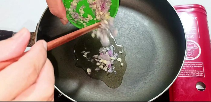 Stir-fry onion and garlic until fragrant, then add shrimp and stir-fry until cooked through.