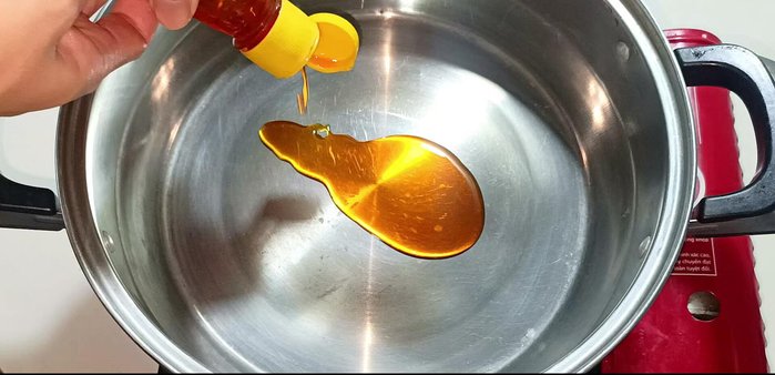 Heat annatto oil, add minced garlic and purple onion, then stir-fry until fragrant.