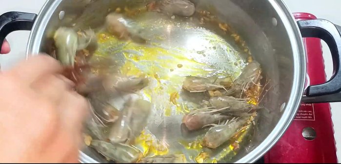 Add shrimp heads and stir-fry until fragrant, then add 2 liters of water, onions and simmer for 3 minutes.